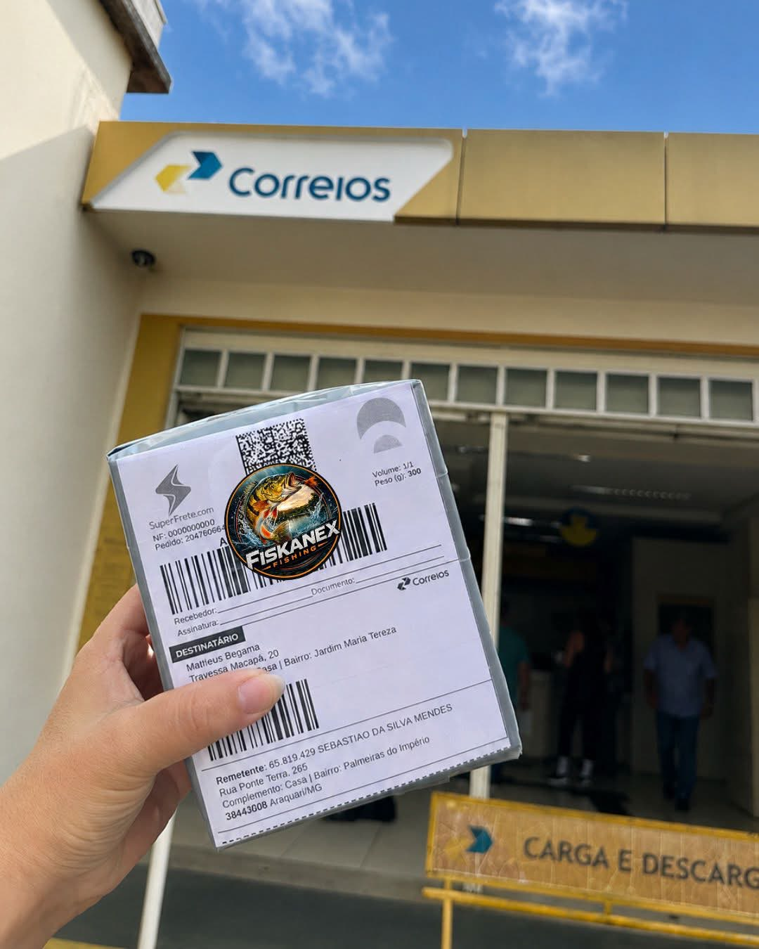 Mais um pacote saindo pra casa de quem ganhou.